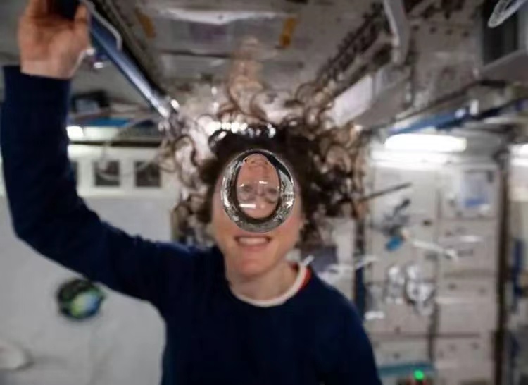 三名航天员要在空间站上生存六个月，洗澡洗衣服问题是如何解决