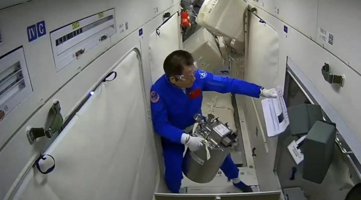 三名航天员要在空间站上生存六个月，洗澡洗衣服问题是如何解决