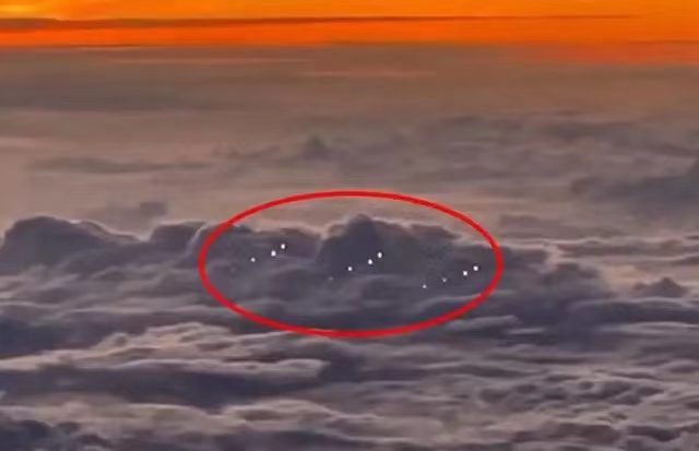 南海现身12个神秘发光不明飞行物，保持队形飞行，地球暴露了吗？