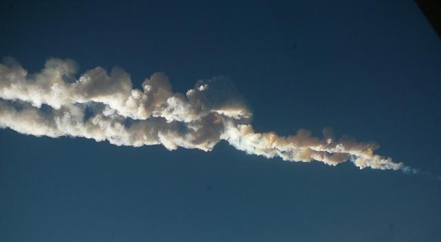 2013年小行星坠落地球，却在空中解体，是地球受到了UFO的保护