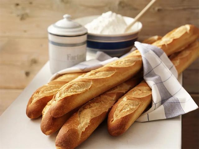 快过期的面包，法国人竟然还捡回来有用处。（面包的利用）