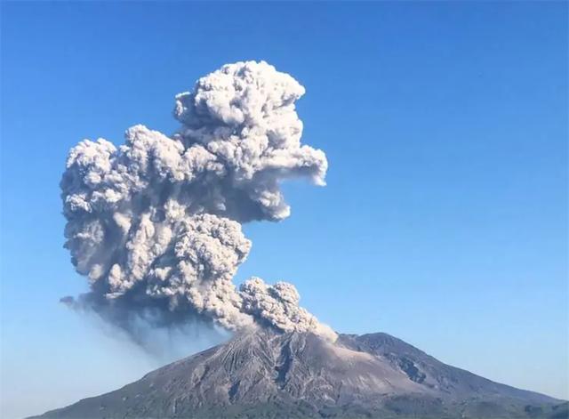 日本樱岛火山突然喷发，富士山也开始冒烟，日本还安全吗