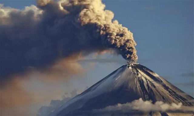 日本樱岛火山突然喷发，富士山也开始冒烟，日本还安全吗