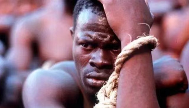 你敢相信吗？现在已经21世纪，非洲的黑人“奴隶贸易”还在进行