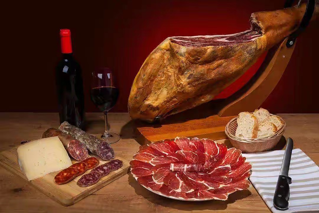 西班牙奢侈美食，猪大腿挂房梁4年，能卖24万一根？（原料考究）