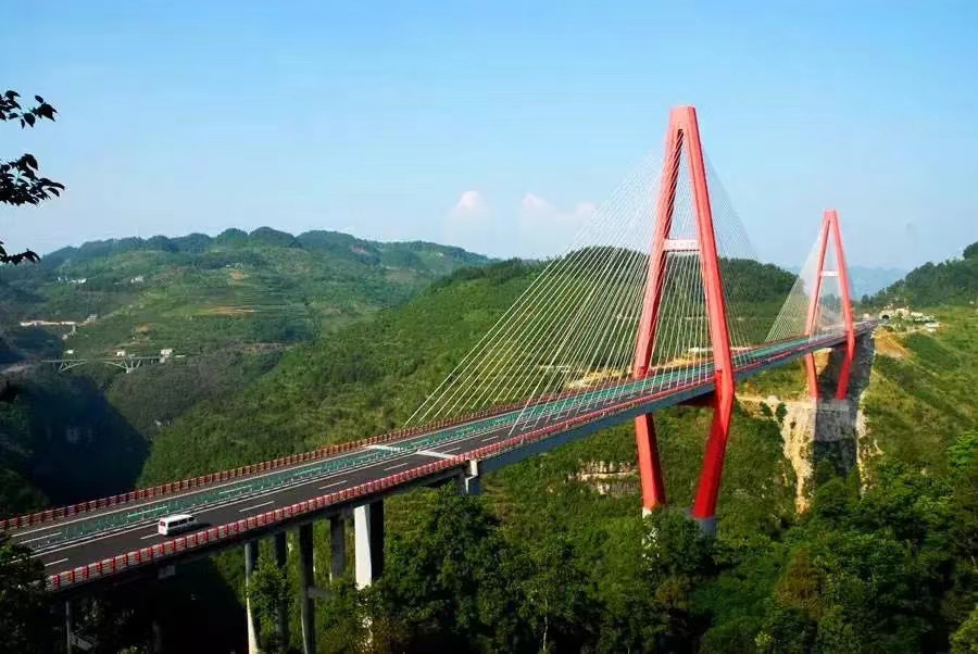 中国现代桥梁工程有着世界上最长最高的桥（十大现代桥梁工程）