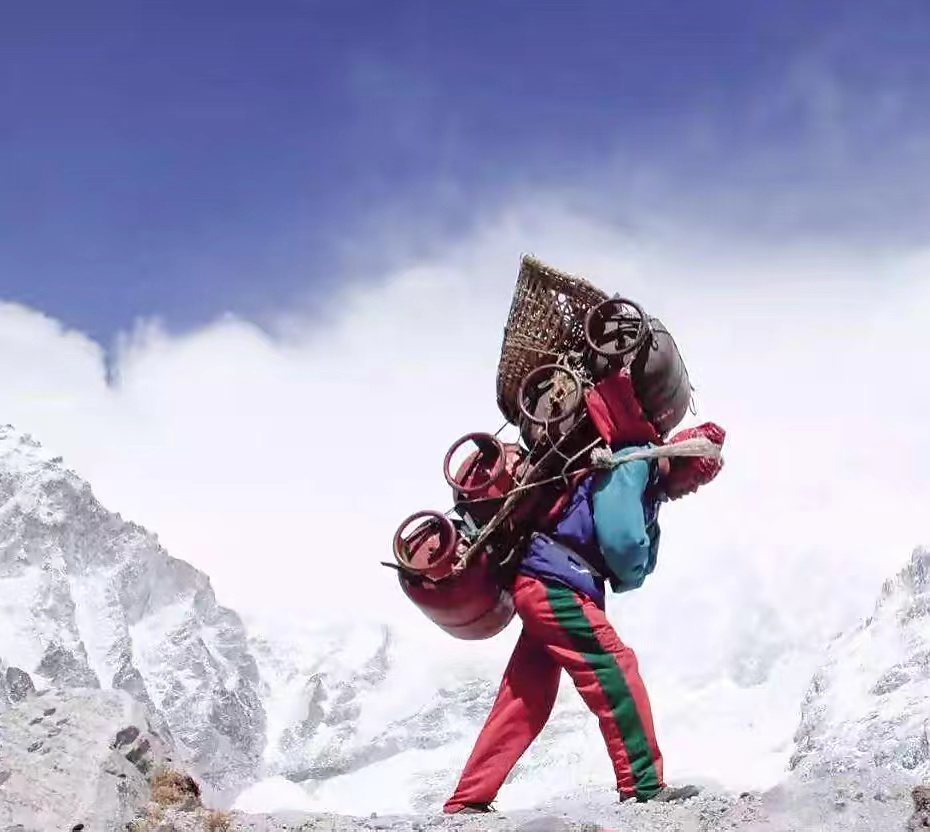 他们才是真正的攀登者，背着几十斤货物爬珠峰，为什么夏尔巴人能