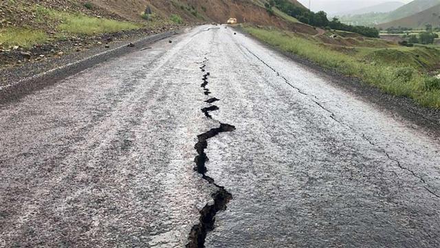 青海发生6.9级地震，震动前地面出现的强烈闪光，是凶兆