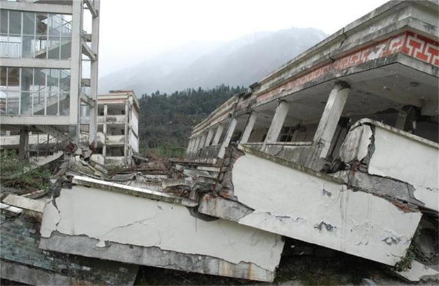青海发生6.9级地震，震动前地面出现的强烈闪光，是凶兆