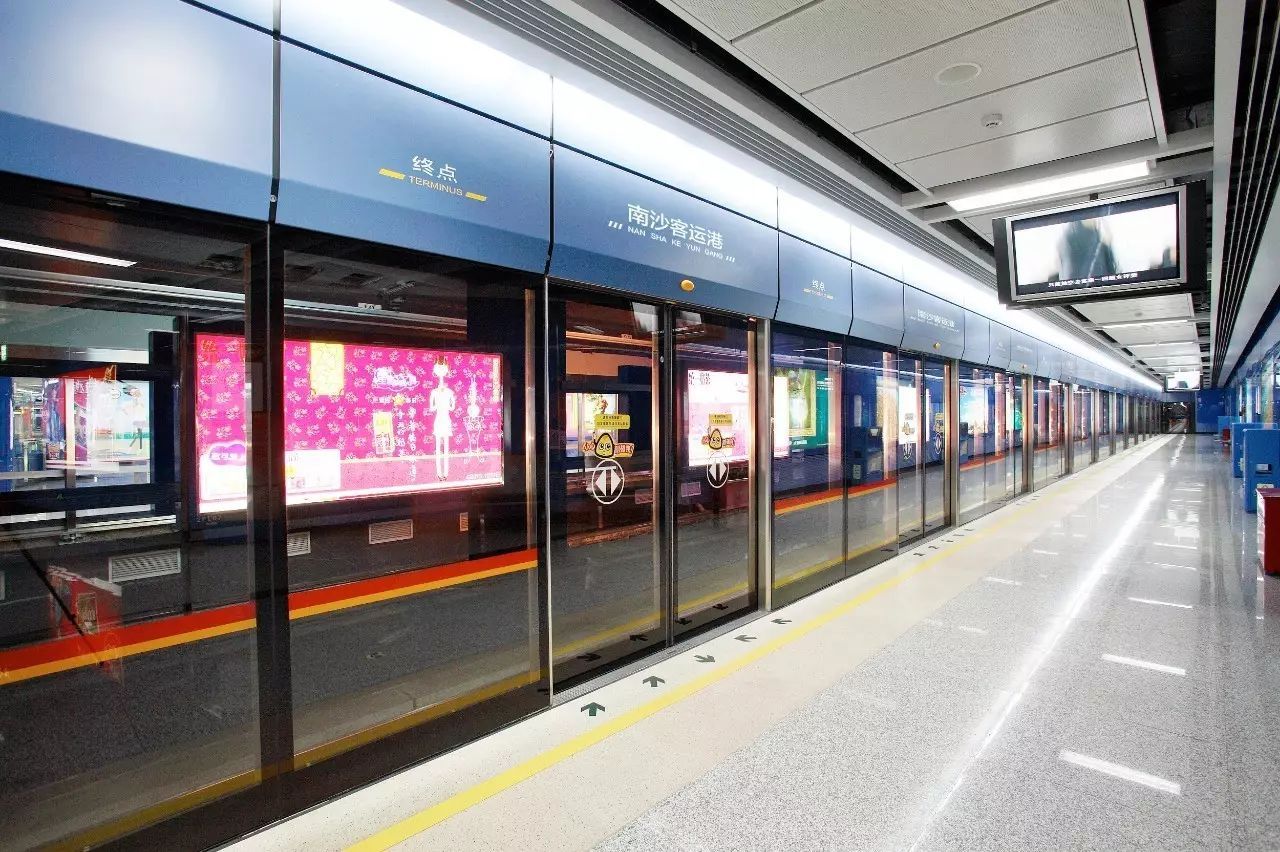 上海女乘客在地铁被夹身亡，安全问题引人深思（交通安全）