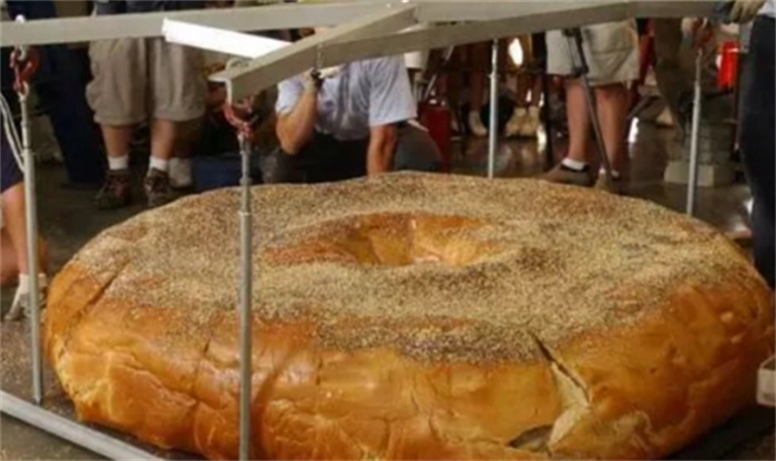 世界上最大的面包 1700m长（最大面包）