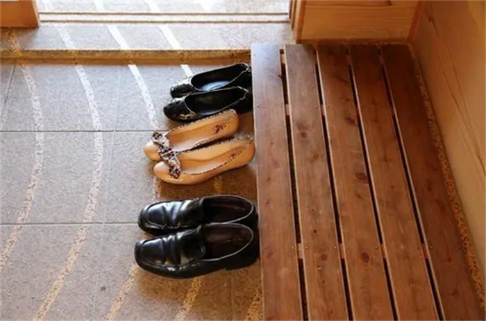 日本人进房间都拖鞋 要是脚臭怎么办（日本习俗）