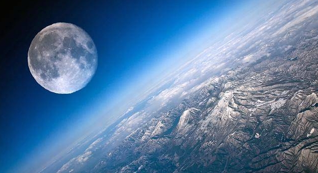 月球地表布满陨石坑，是帮地球抵挡陨石撞击留下的？其实另有原因