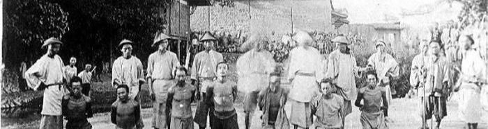 义和团运动之后：拳民跪成一排等待清军斩杀，洋人围观