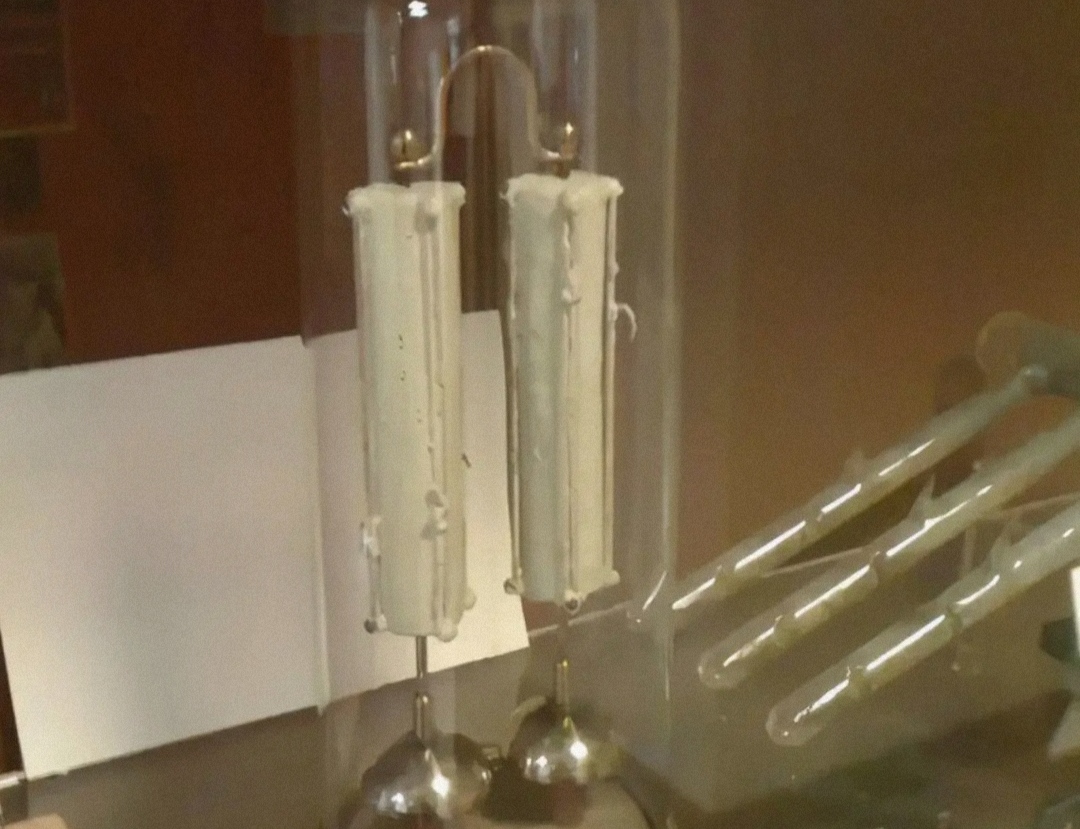 牛津电铃，两节干电池，181年100亿次，至今不了解构造。