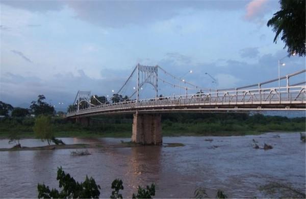 心态崩了，洪都拉斯造了座抗飓风的桥，飓风过后桥还在河“跑”