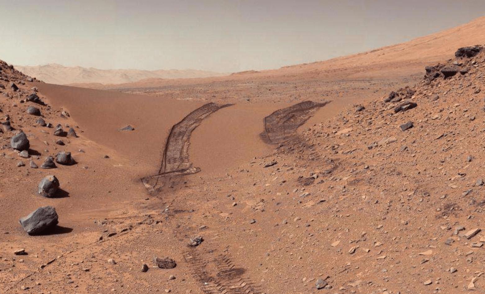 火星好奇号向中心地带行驶时，拍到人体骨架化石（火星发现）