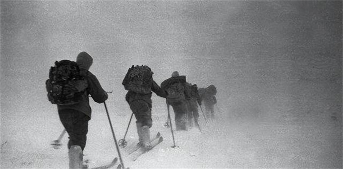 衣服完好体内重伤 前苏联9名登山队员离奇死亡 60年后答案揭晓