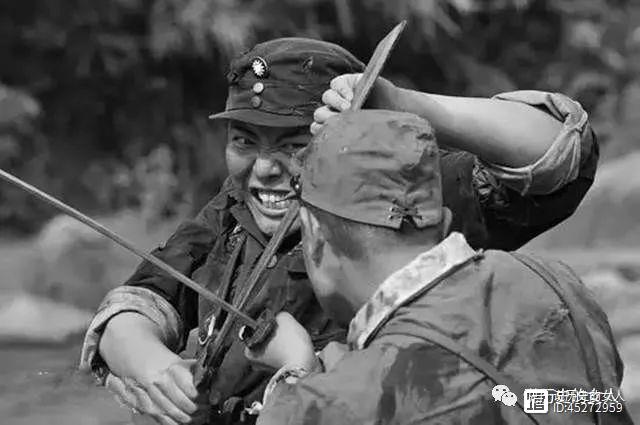 八路军英雄连大战日本刺刀队——鬼子队长装死，炊事员去缴枪遭暗算，愤而用手榴弹将其脑袋开了瓢