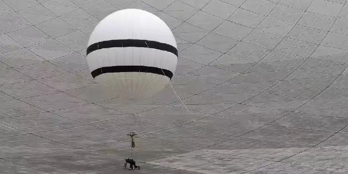 禁放氦气球，曾有氦气球对人类造成灾难（遮挡视线）