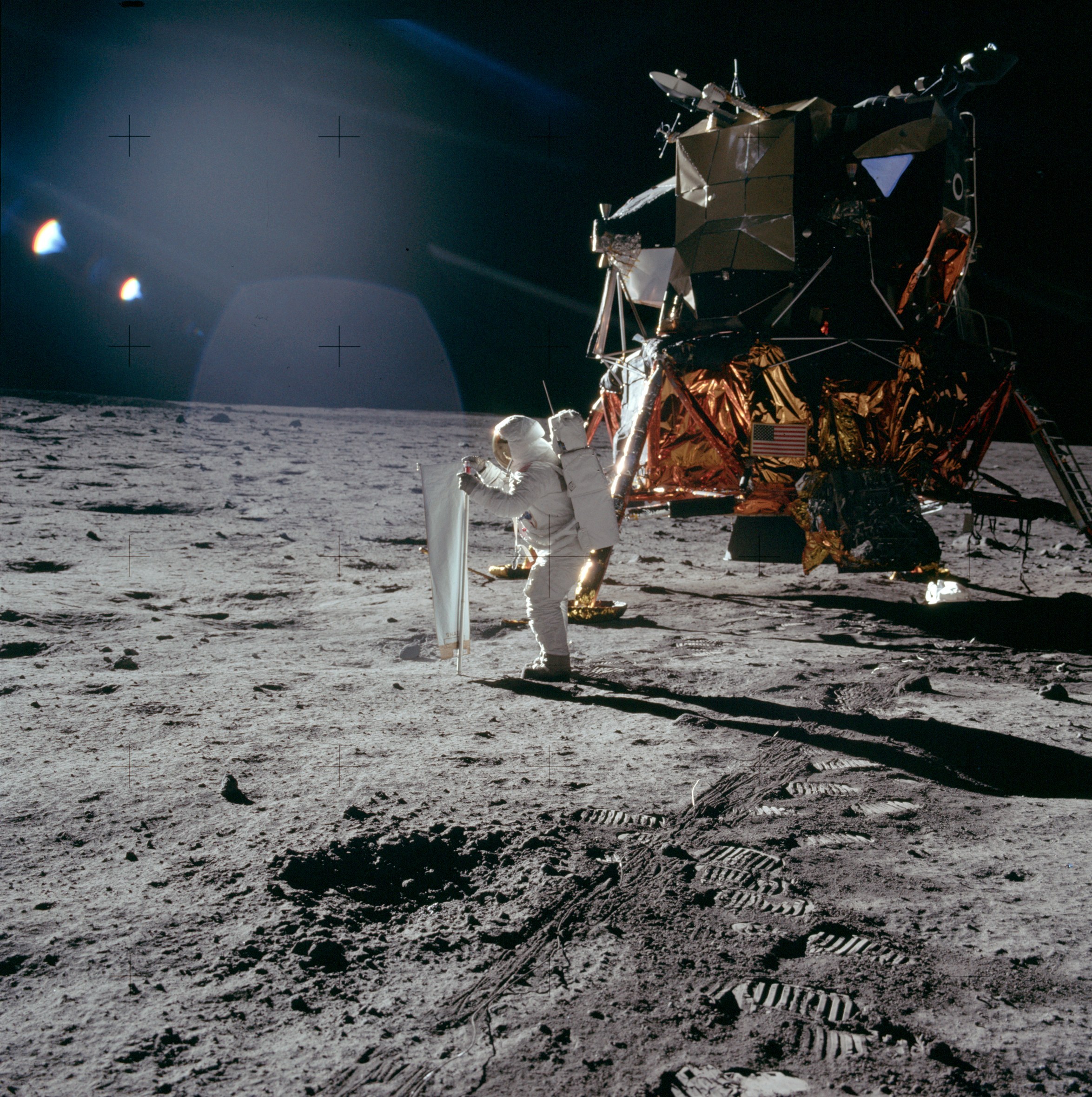 阿波罗11号命令舱返回地球，奥尔德林发现了异常物体（探月计划）
