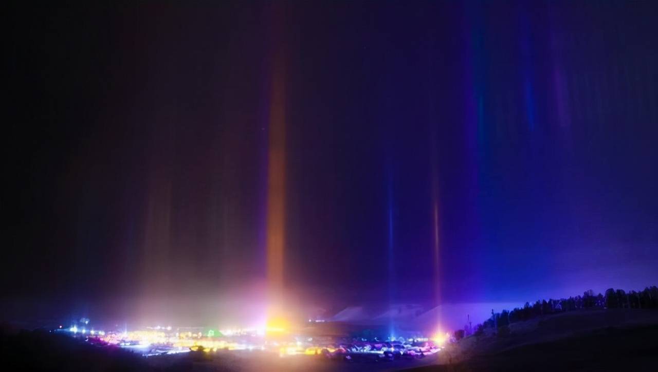 西伯利亚出现罕见奇观，空中悬挂有光柱（光学现象）