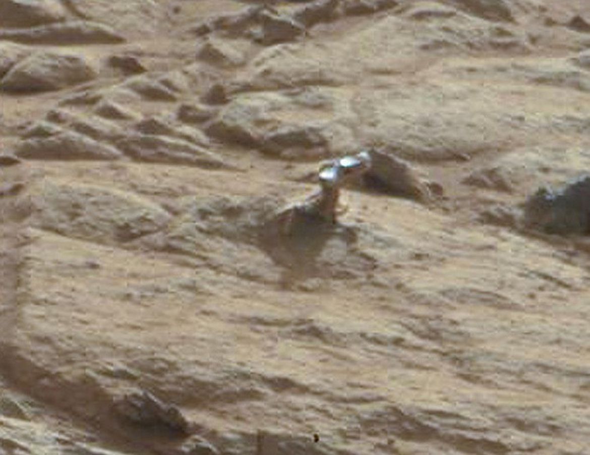在火星盖尔火山口下方，好奇号拍到多张异物照片（透明塑料）