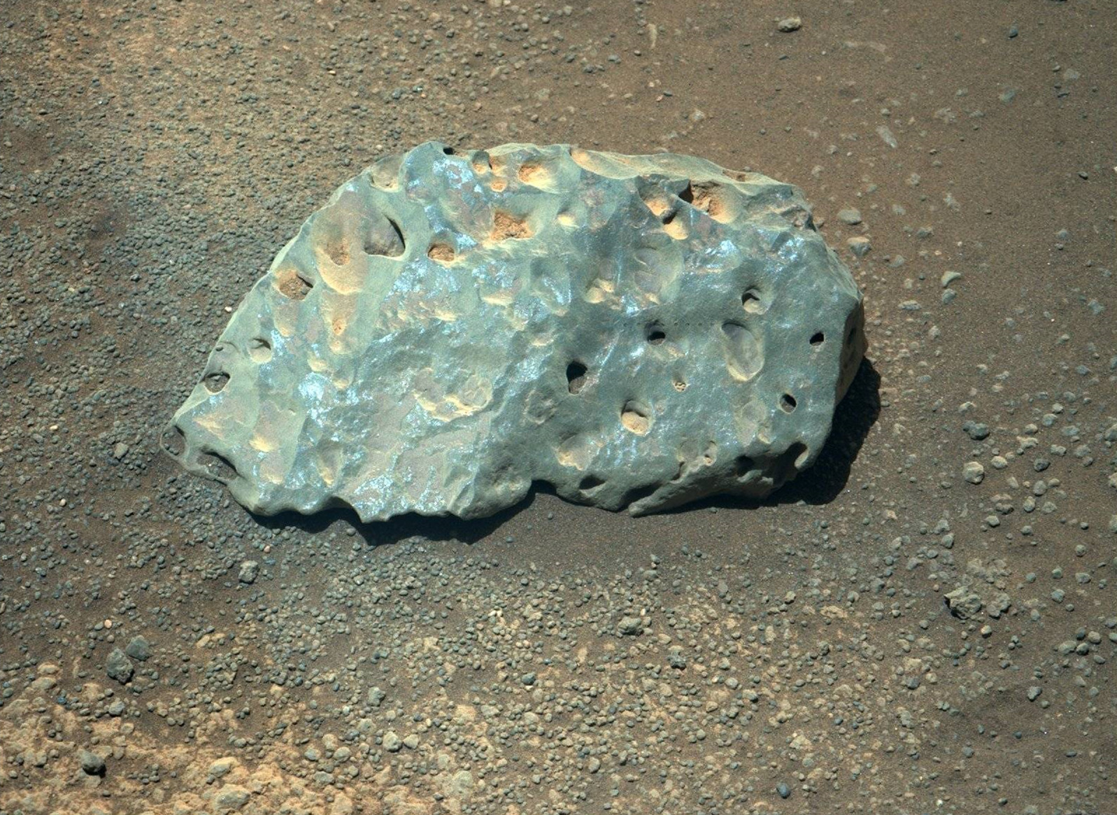 好奇号照片显示，火星表面存在结构奇怪物体（火星探索）