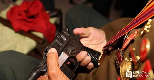 山东96岁老翁收藏2支枪70多年不上交，知其身份后大家肃然起敬！