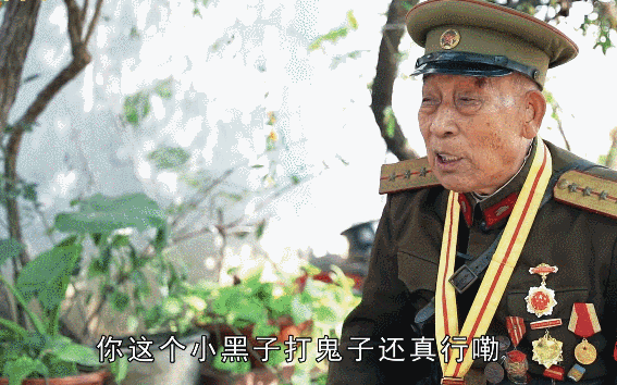 山东96岁老翁收藏2支枪70多年不上交，知其身份后大家肃然起敬！