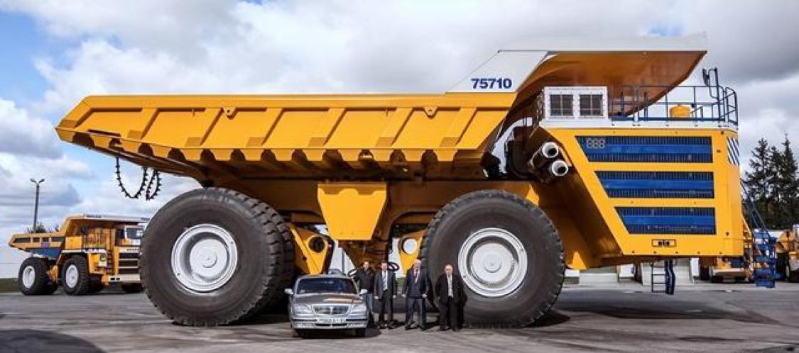 全球最大的卡车，比5层楼还要高，仅仅一个轮胎就值70万