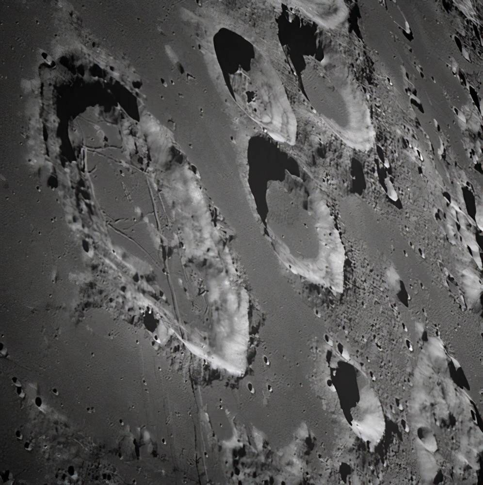 在灰色月球照片中，科学家发现异常地形（月球观察）