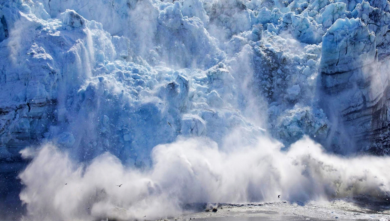 南极冰架现出宝蓝纹理，表示一个不好事实（环境变化）