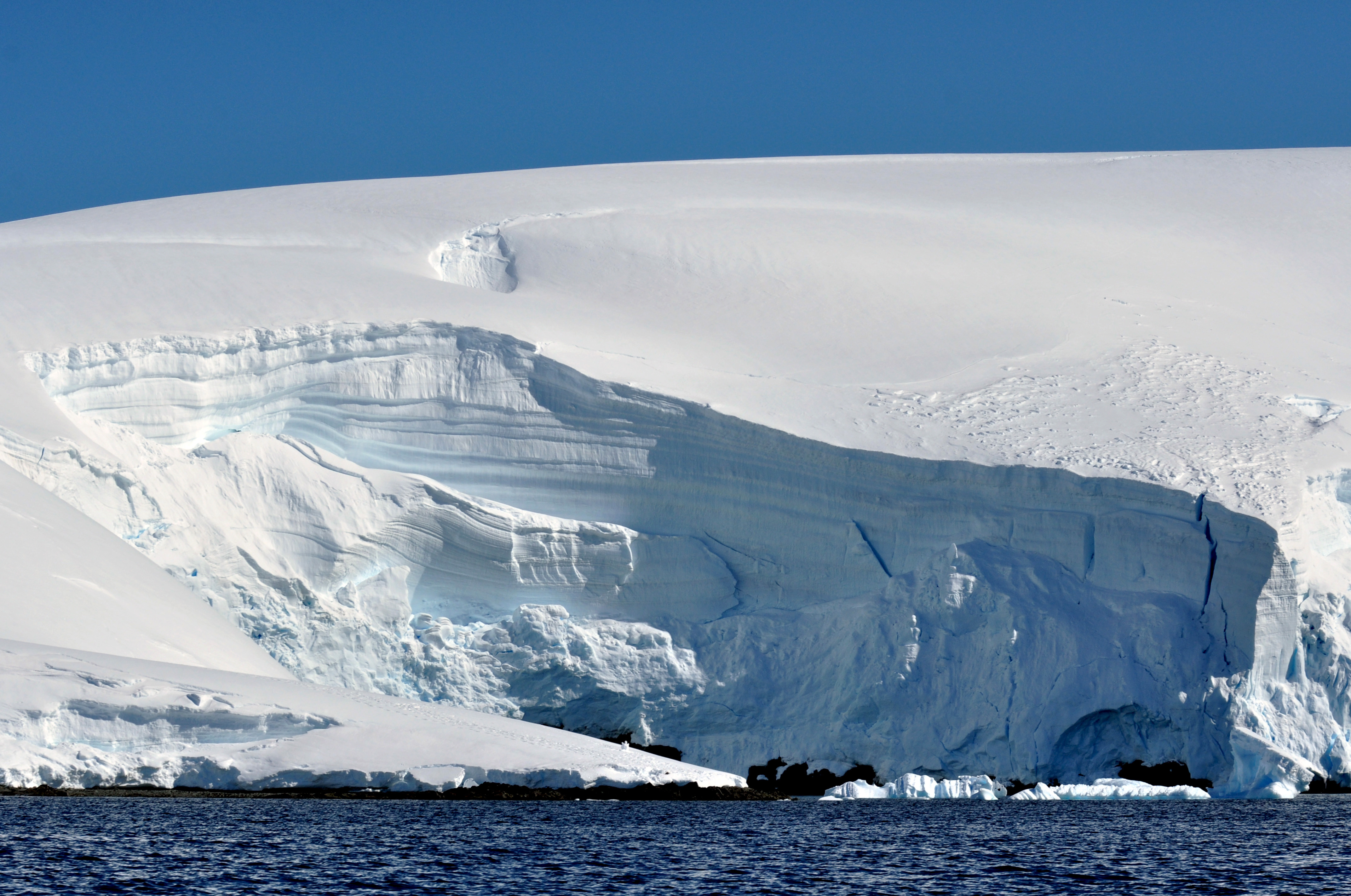 南极岛屿现出一个“巨洞”，地图上清晰可见（自然现象）