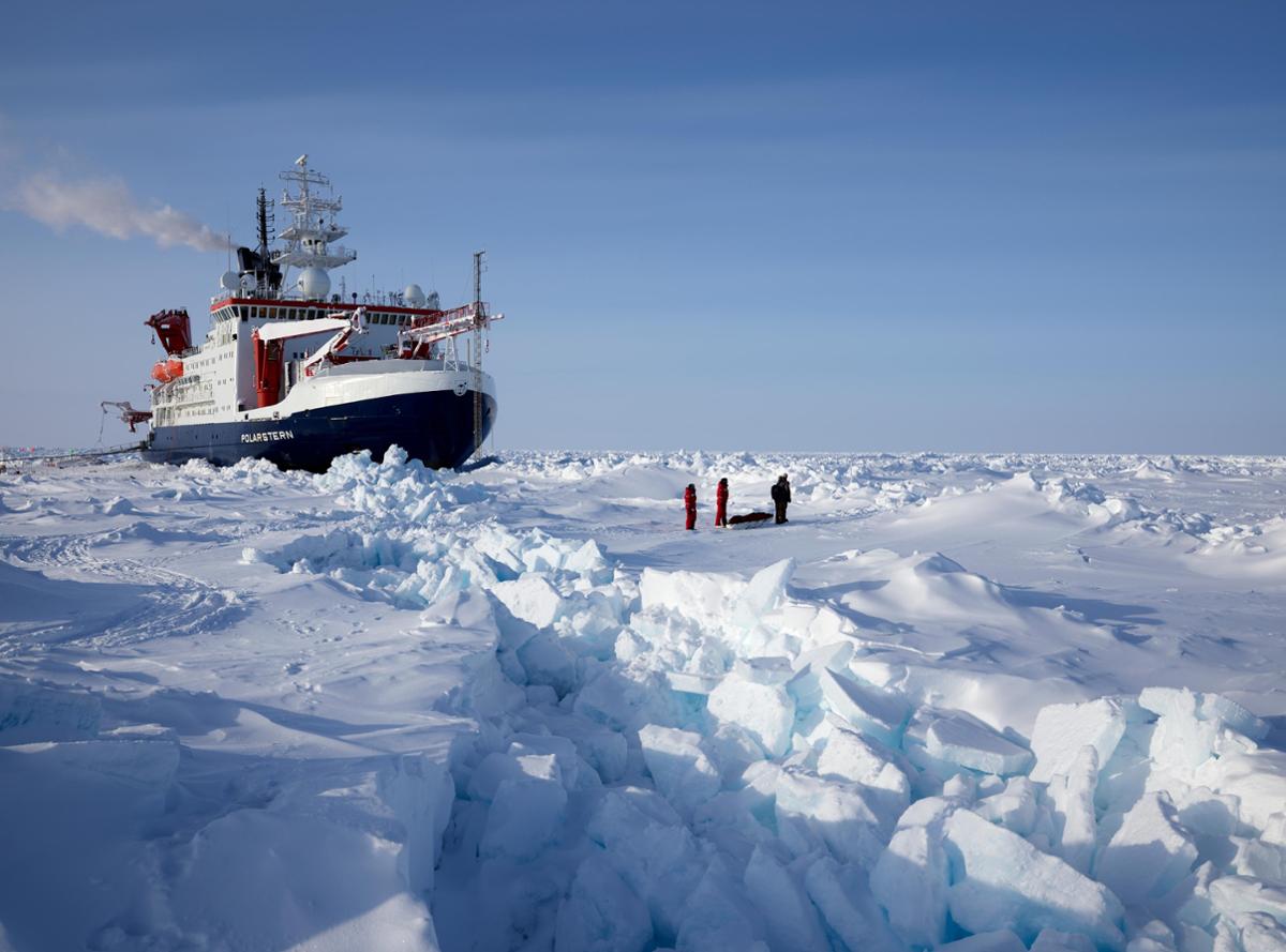 北冰洋海底多处向外冒泡，像是在沸腾（冻土退化）