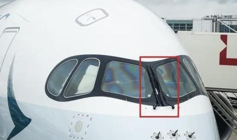 飞机上面的雨刷器为什么是垂直的？有什么科学依据吗？