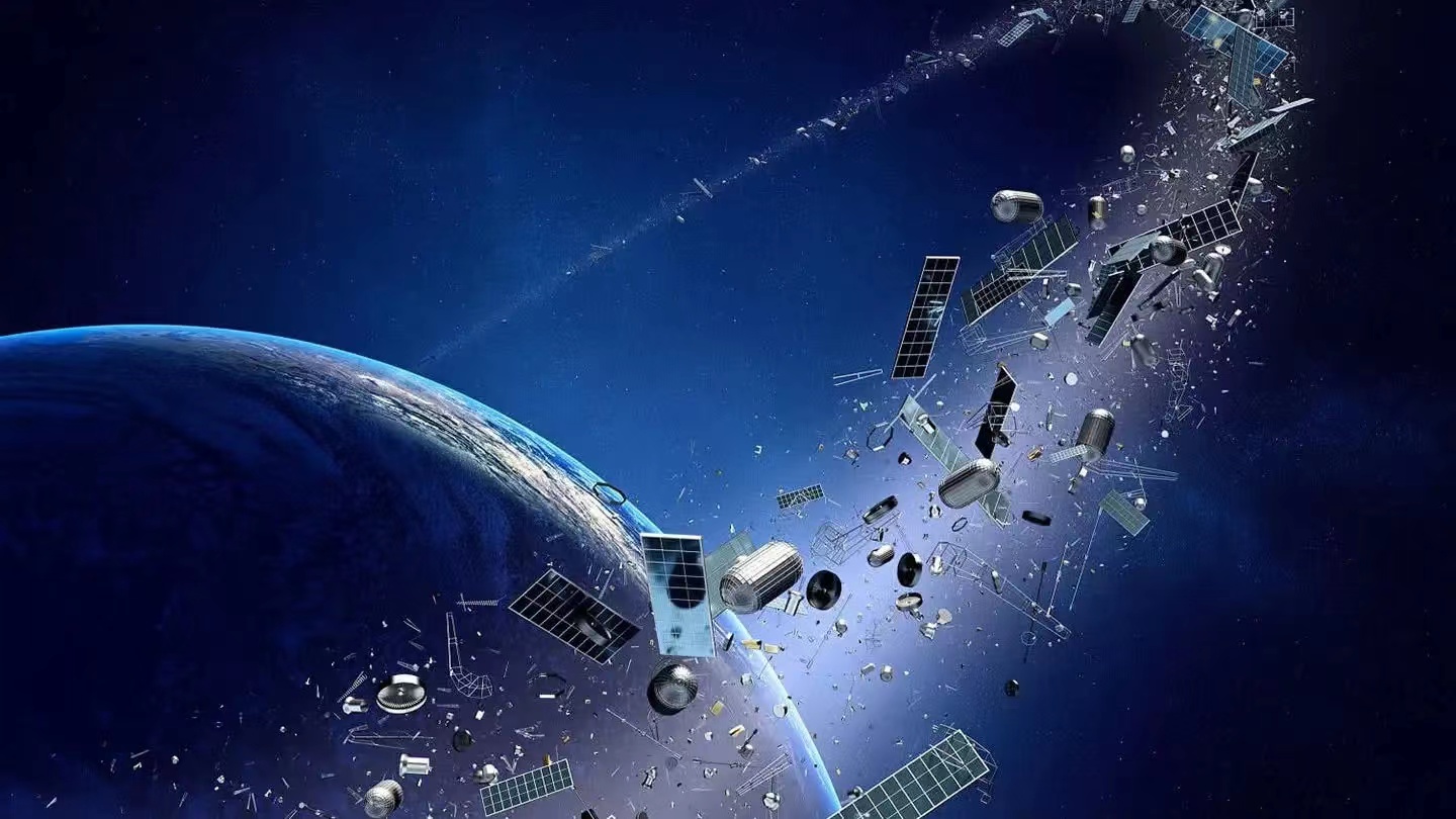 一根在卫星轨道上飞行的炸粟米脆条，能把国际空间站击毁吗？