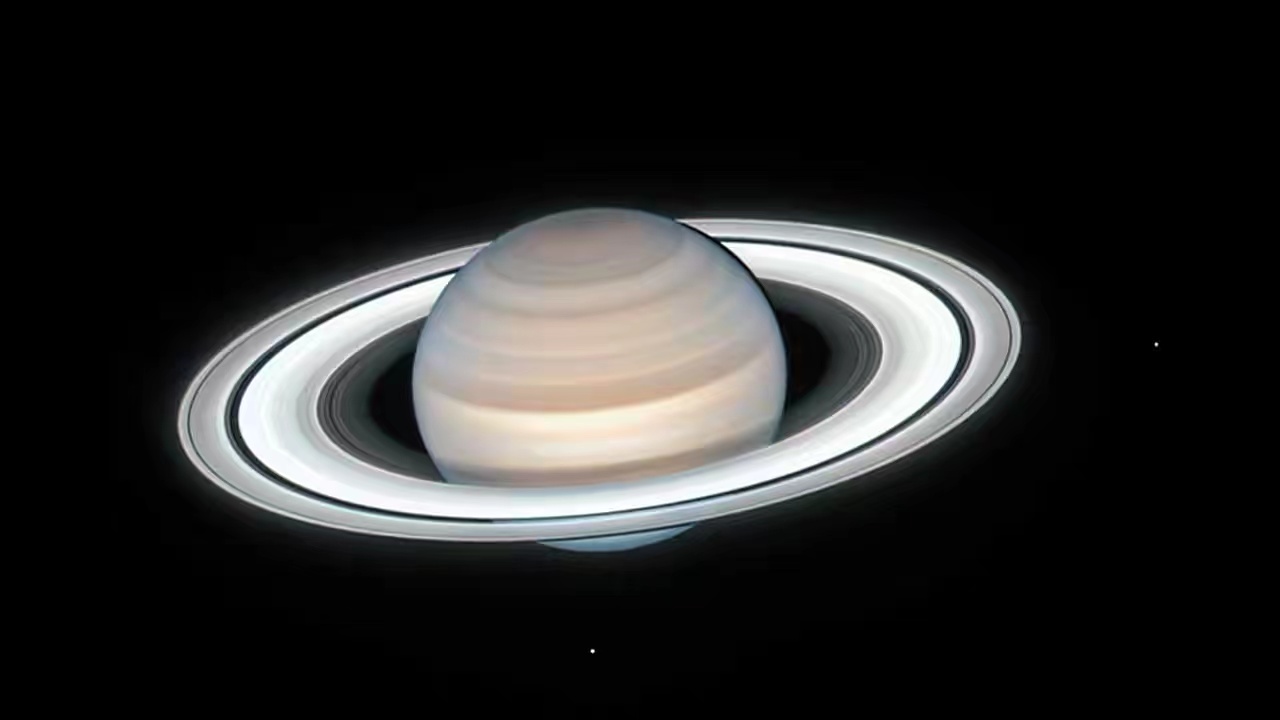 土星正在慢慢“躺下”，倾角变得越来越大，原来罪魁祸首竟的卫星