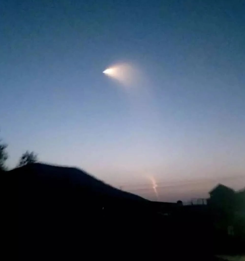 UFO猎人称拍到一个奇怪物体掠过上空（人造卫星）