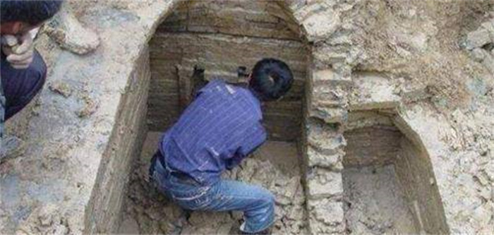 老农给祖先迁坟，挖到5块青石板，考古专家兴奋赶来：我们接手了