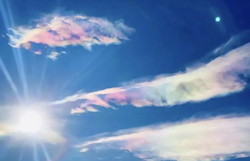 中国境内的多个地区，天空中出现七彩祥云，这是在预示什么吗？