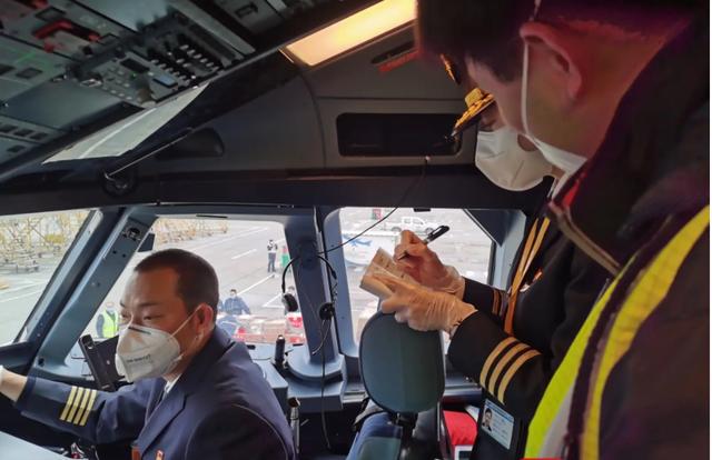 万米高空，史诗级备降，挽救128人，这位中国机长是如何做到的？