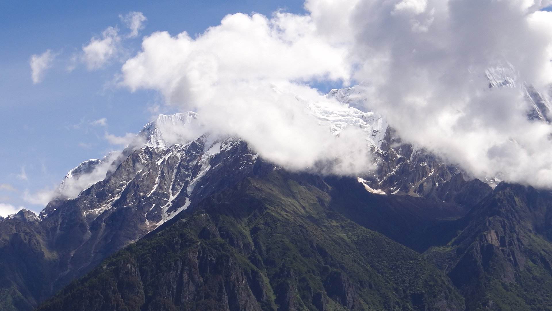 印度探险队称，在喜马拉雅山发现一米长脚印（雪人）