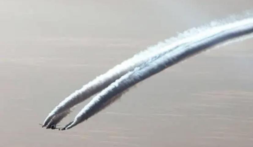 阿拉斯加上空出现形状诡异的云朵，是外星飞船还是飞机失事？