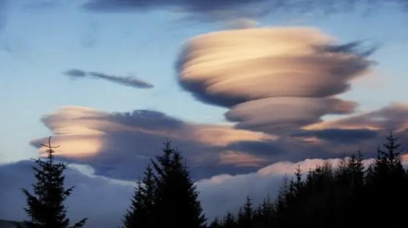 阿拉斯加上空出现形状诡异的云朵，是外星飞船还是飞机失事？