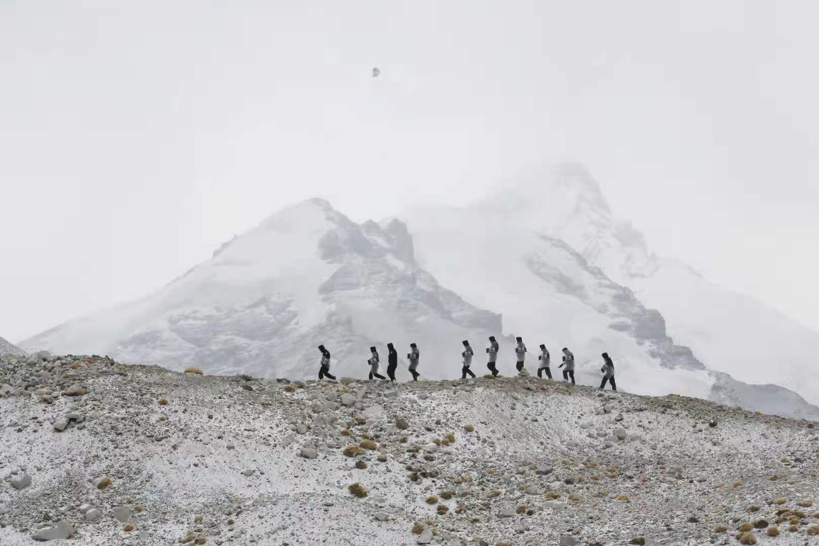登山者齐集珠峰峰顶，造成意外发生（极限运动）