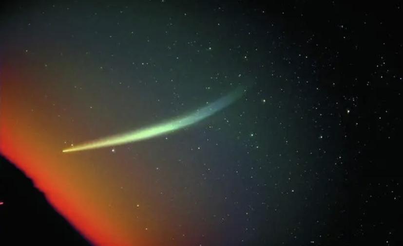 彗星正在朝着太阳袭来，会不会与地球发生撞击？又该怎么办？