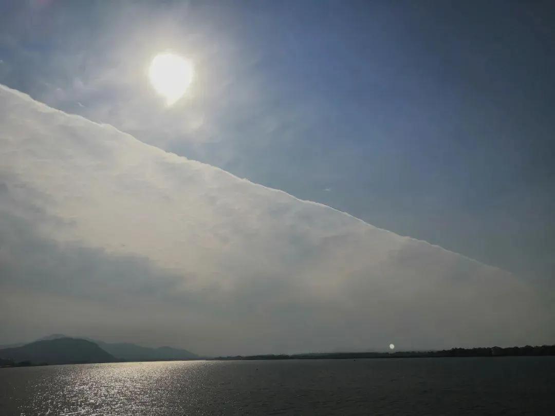 杭州天空出现奇怪的云，是要地震了吗（阴阳天）