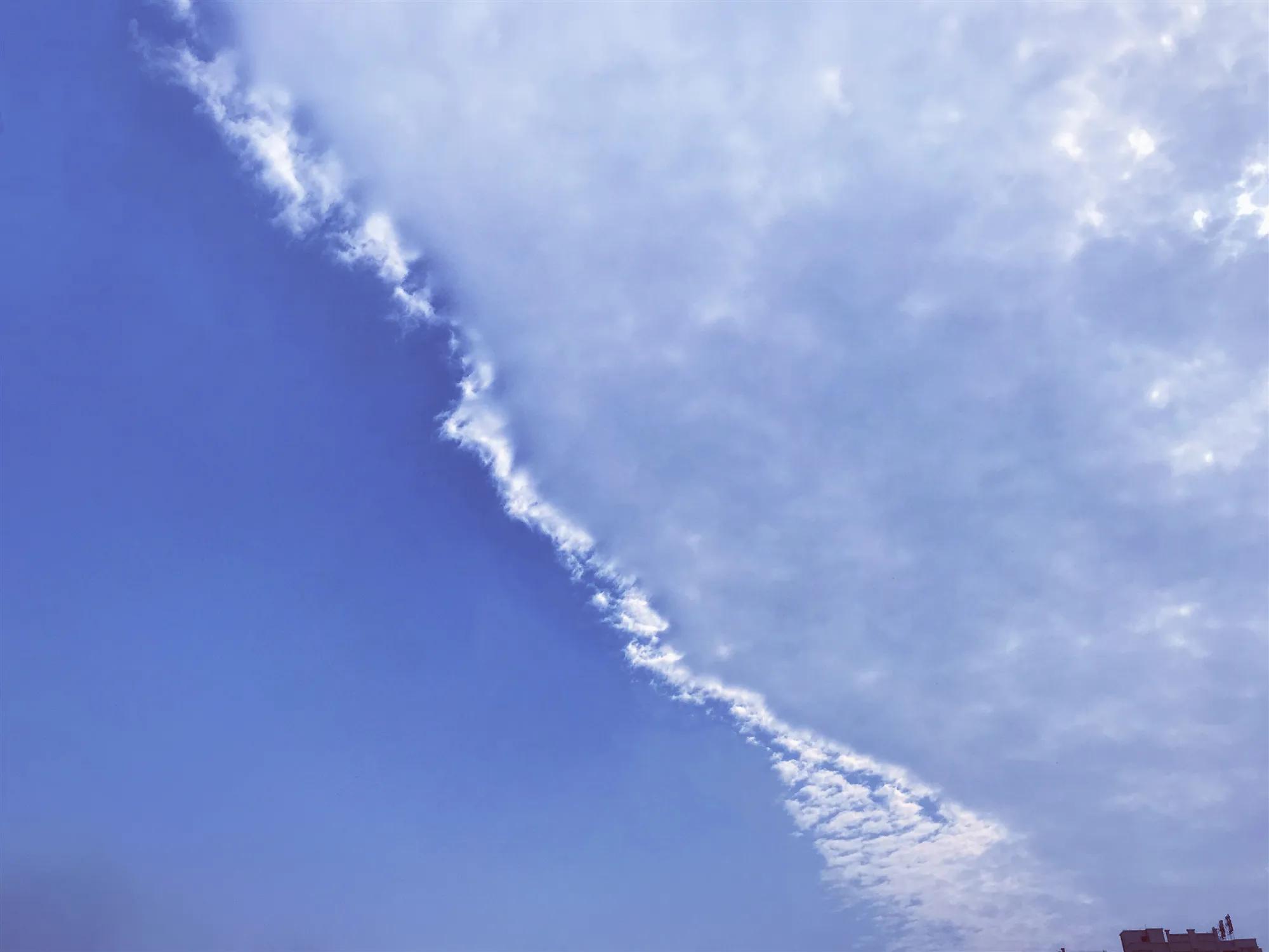 杭州天空出现奇怪的云，是要地震了吗（阴阳天）