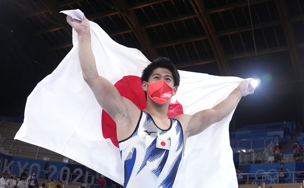 日本选手桥本大辉失误后夺冠引争议，奥运会裁判选拔标准是什么？